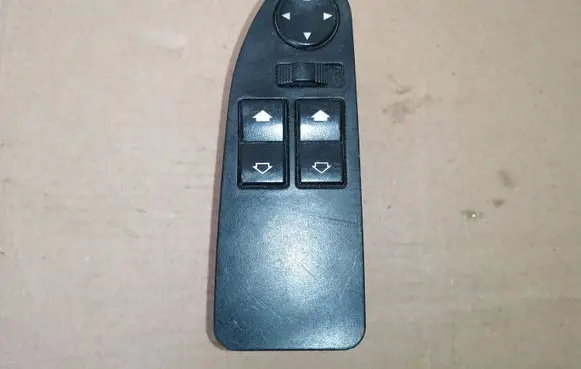 BMW 5 E39 Electric window control switch 8368967