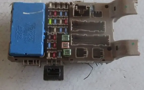 Toyota Corolla E120 E130 Relay mounting block 6c2202849092