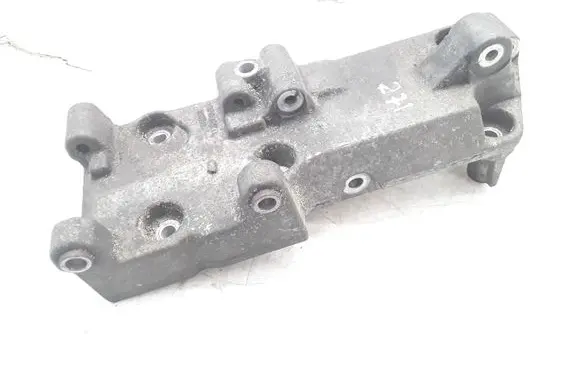 Volvo S40, V40 Engine mounting bracket 9146253