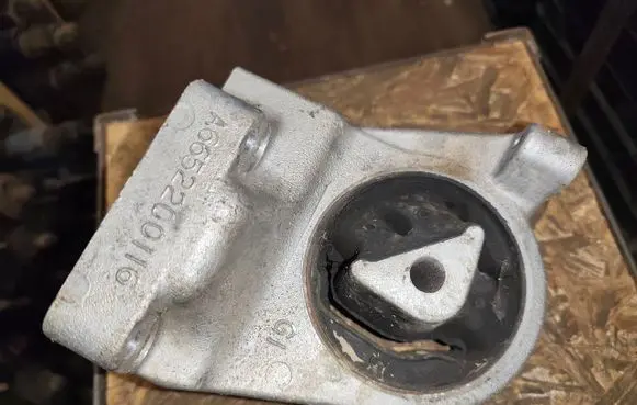 Jeep Grand Cherokee (WJ) Engine mount bracket A6652200116