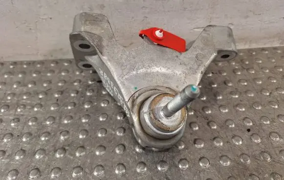 Engine mounting bracket