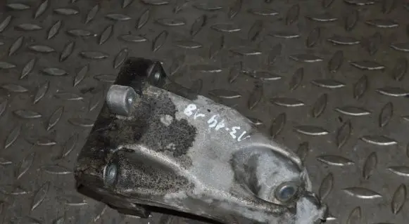 Mercedes-Benz S W221 Engine mounting bracket A6422236604