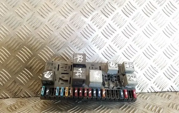 Audi 80 90 S2 B4 Fuse module 443941822B
