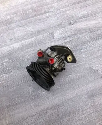 Toyota Avensis T220 Power steering pump