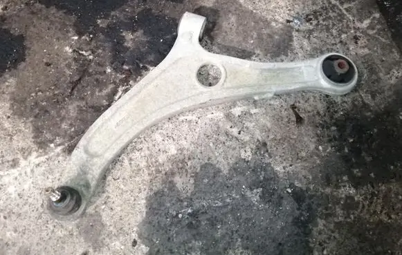 Hyundai i40 Front lower control arm/wishbone 848106