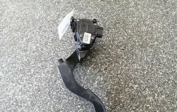Volkswagen PASSAT B5.5 Accelerator throttle pedal 8D1721523J