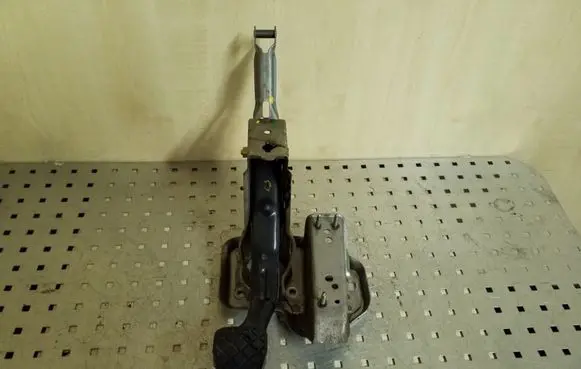 Volkswagen Polo IV 9N3 Brake pedal 621721115H