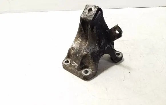 Engine mounting bracket