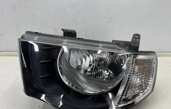 Mitsubishi L200 Headlight/headlamp 8301b461