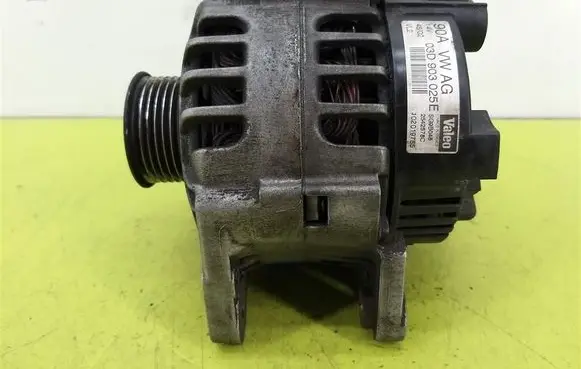 Volkswagen Polo Generator/alternator 03D903025E