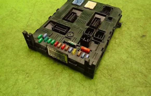 Citroen C5 Aircross Fuse module 9661940080