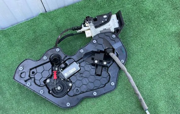 Audi A8 S8 D4 4H Rear door soft close latching motor 4H0839915 4F0837059