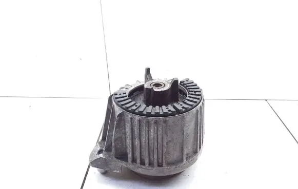 Mercedes-Benz C W204 Engine mount bracket A2042400217