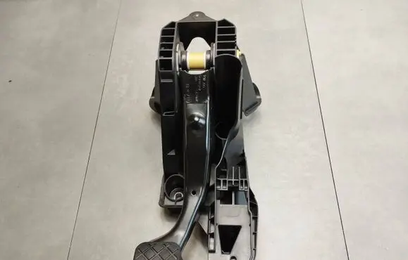 Volkswagen Golf VII Pedal assembly 5Q1721058AM 08102013
