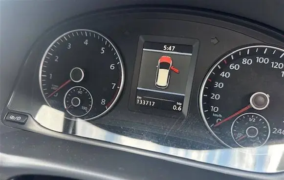 Volkswagen Touran II Speedometer (instrument cluster) 1T0920885D