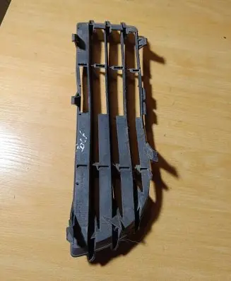 Mitsubishi Colt Front bumper lower grill MN105193