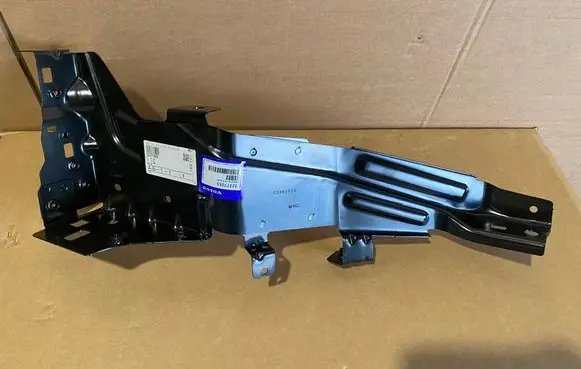 Volvo XC40 Fender mounting bracket 32377055