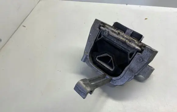 Volkswagen Golf VII Engine mount vacuum valve 