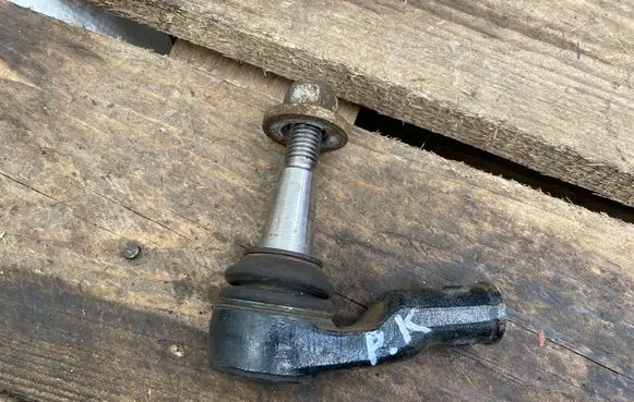 Land Rover Discovery 4 - LR4 Steering tie rod end A0015377