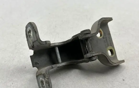 Nissan Primastar Front door lower hinge 311772H GM66380