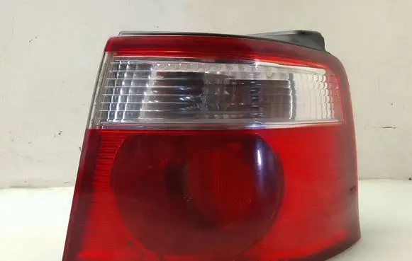 KIA Carens I Rear/tail lights E138368