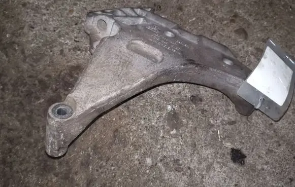 Volkswagen Golf VI Engine mounting bracket 03L199207