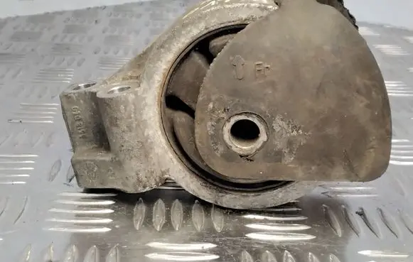 Volvo S40, V40 Engine mount bracket 3313030