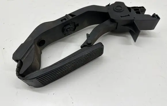 Mercedes-Benz E W211 Accelerator throttle pedal A2113000604