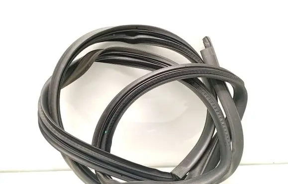 Suzuki Grand Vitara II Rear door rubber seal (on body) 060617