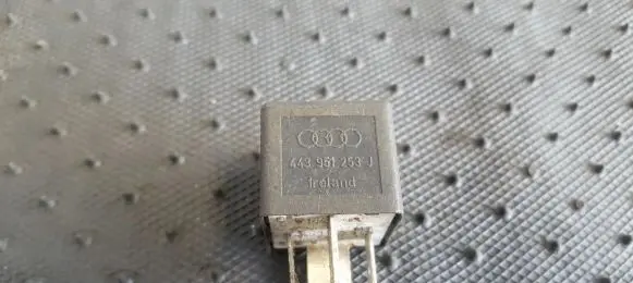 Volkswagen PASSAT B5 Other relay 443951253J 899511000