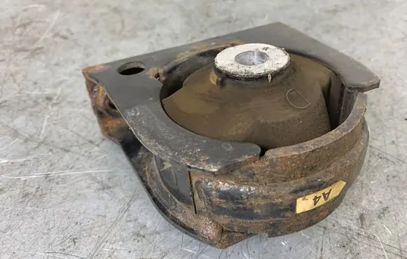 Toyota Avensis T270 Engine mount bracket