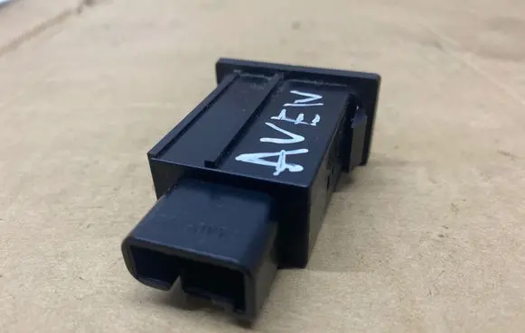 Toyota Avensis T250 Fuel tank opening switch 156795
