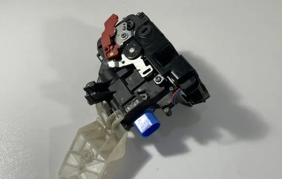 Volkswagen Golf VI Rear door lock 7L0839016E
