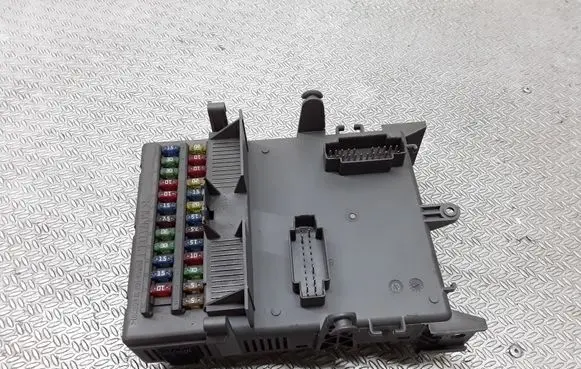 Renault Espace IV Fuse module 8200004201E