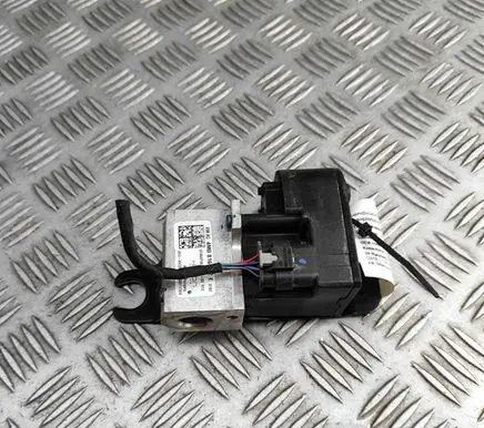 Porsche Taycan 9J1 Air conditioning (A/C) expansion valve 4M0816682E