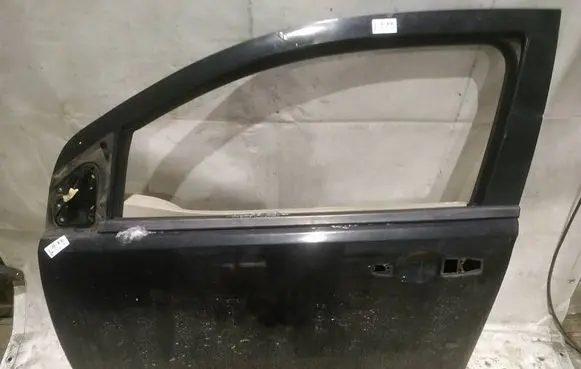 Dodge Caliber Front door JUODOS