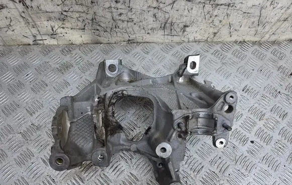 Engine mounting bracket