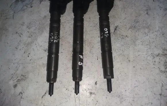 Volvo V60 Fuel injector 31303238