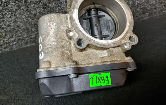 Volkswagen Eos Throttle valve 03C133062S