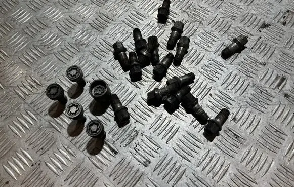 Audi A3 S3 8V Anti-theft wheel nuts and lock VW25115