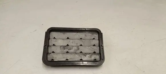 Quarter panel pressure vent