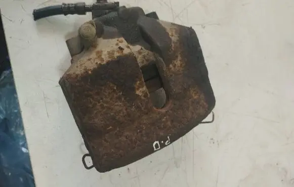 Volkswagen Touran I Front brake caliper