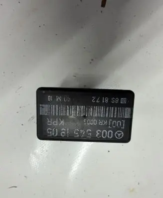 Mercedes-Benz E W124 Fuel pump relay 0035451905 8S8172