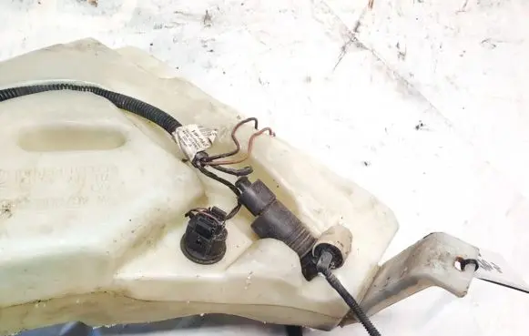 Volkswagen Touareg I Windscreen/windshield washer pump