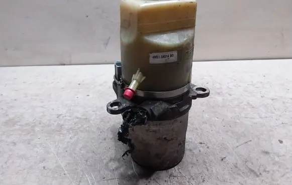 Ford Focus C-MAX Power steering pump 4M513K514BD