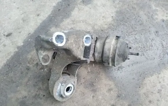 Engine mount bracket
