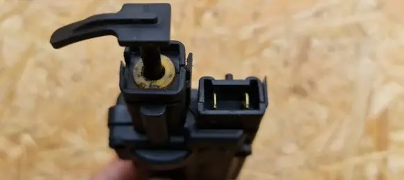 Fuel tank cap lock motor