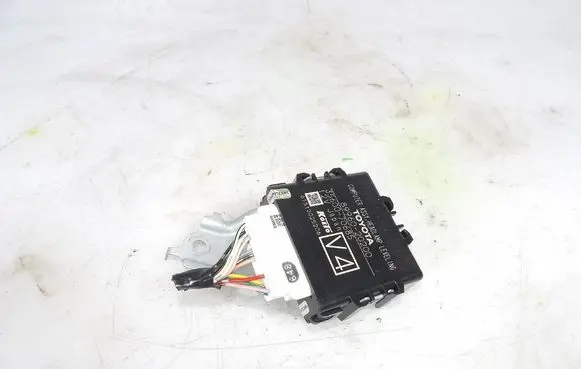 Toyota Avensis T270 Engine control unit/module 8996020200