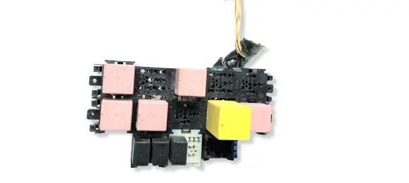 Opel Vivaro Relay mounting block 7703297572 8200949406 8121002