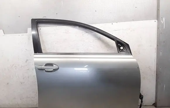 Toyota Avensis T250 Front door